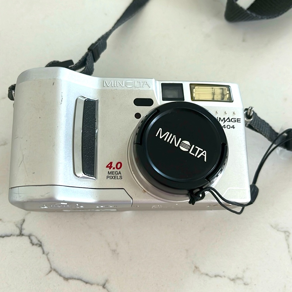 Minolta Dimage camera s404